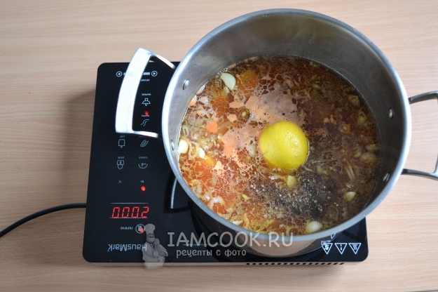 Положить лимон