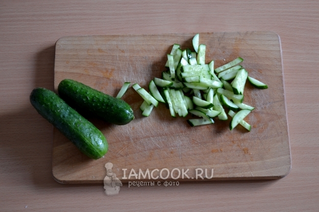 Нарезаем огурцы