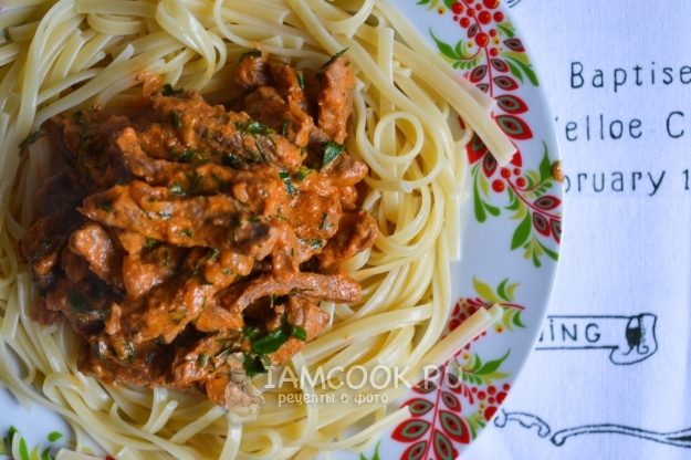 Бефстроганов из говядины со сметаной