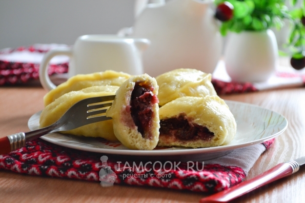 Рецепт вареников с вишней на пару
