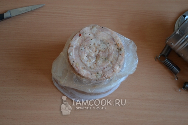 Готовая ветчина из курицы в ветчиннице