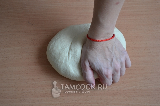 Вымесить тесто на столе