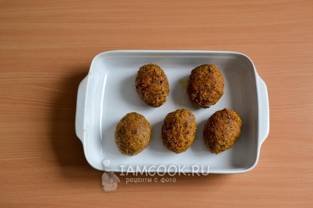 Положить котлеты в форму