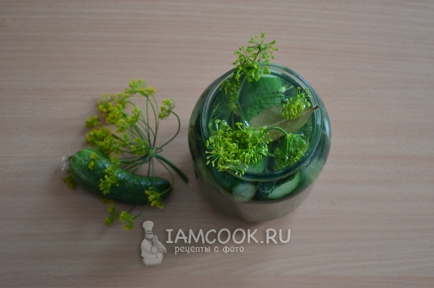 Залить огурцы маринадом