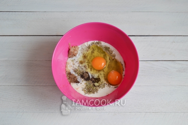 Добавить яйца, кефир и специи
