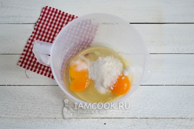 Соединить яйца, соль и сахар