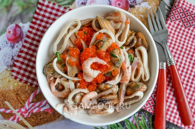 Фото салата «Нептун» с креветками и красной икрой