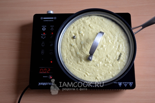 Вылить на сковороду тесто