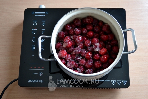 Положить черешню с сахаром в кастрюлю