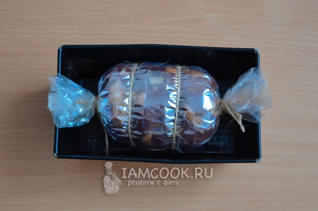 Положить ветчину в форму для запекания