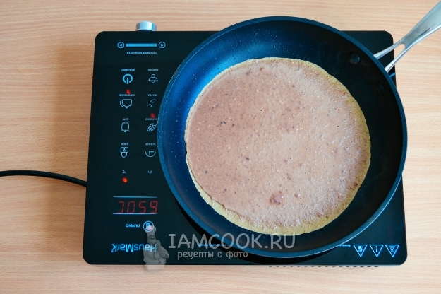 Налить тесто на сковороду