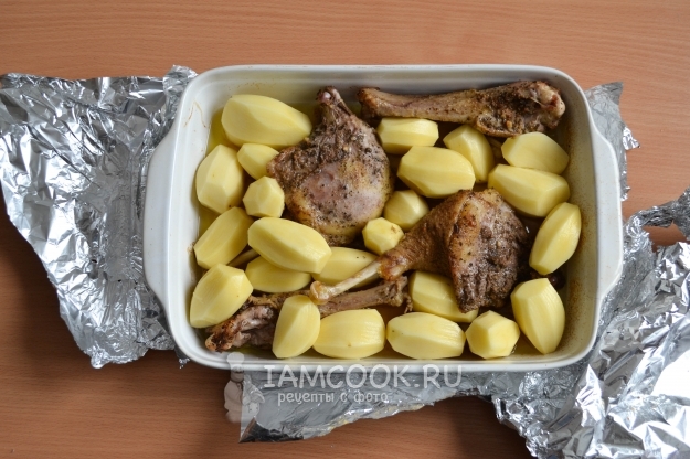 Положить к мясу картофель