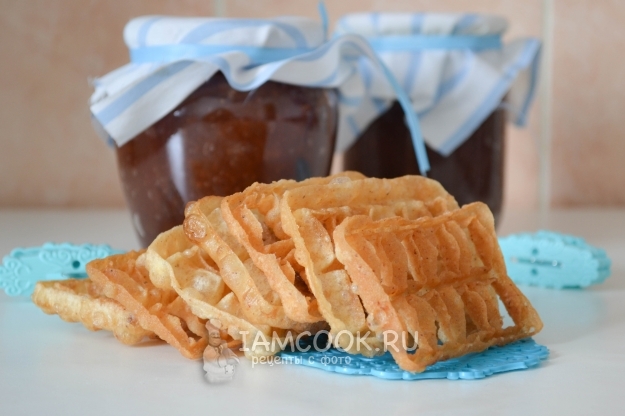 Готовый хворост из жидкого теста с формочками