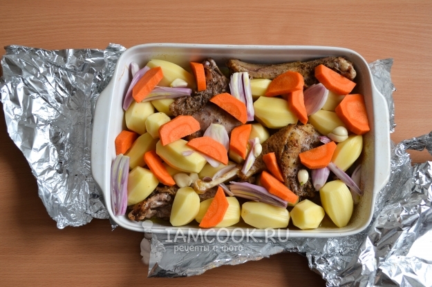 Положить лук и морковь