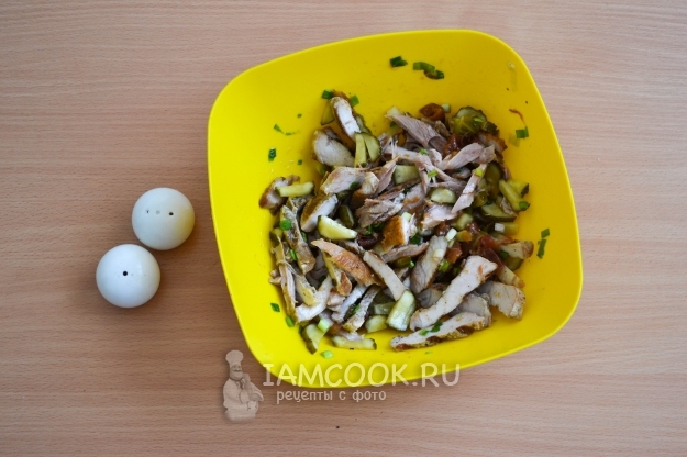 Всыпать соль и перец