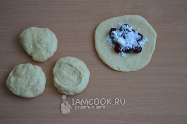Положить на тесто вишню с сахаром и крахмалом