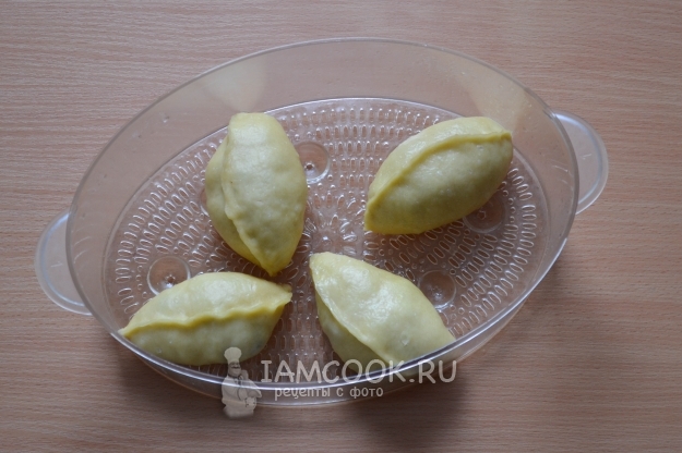 Готовые вареники с вишней на пару