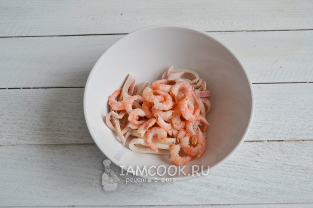 Соединить кальмары с креветками