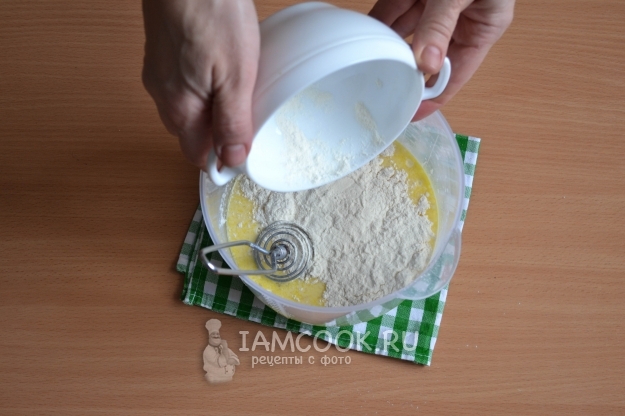 Всыпать муку