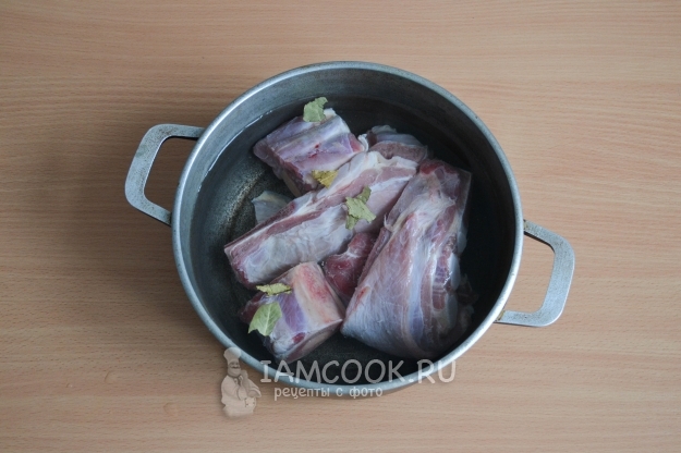 Положить мясо в воду