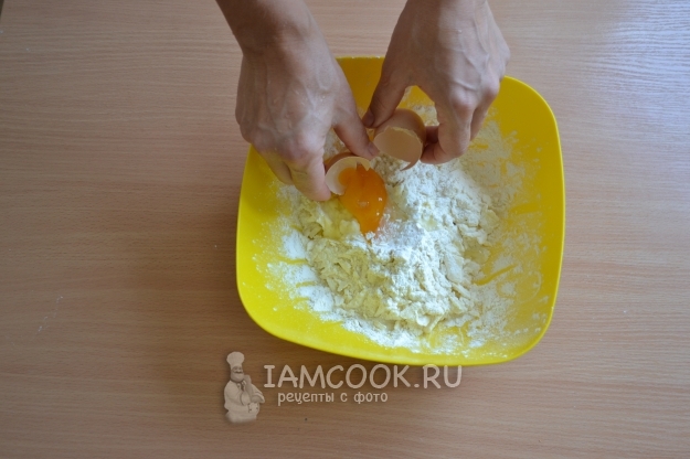 Соединить масло, муку и яйцо