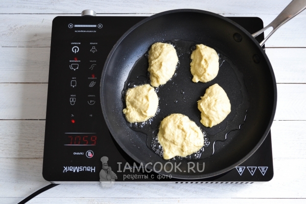 Положить тесто на сковороду