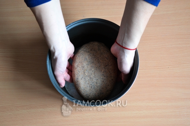 Выложить тесто в форму