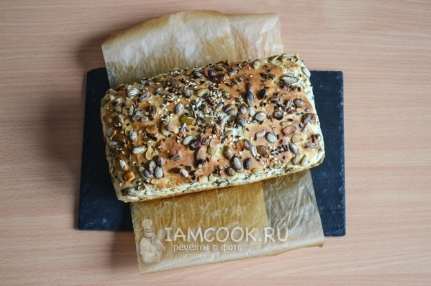 Готовый зерновой хлеб в духовке