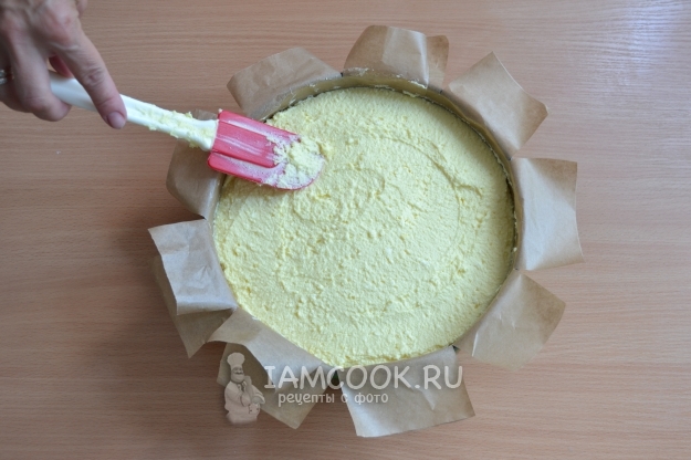 Выложить на вишню творожную массу