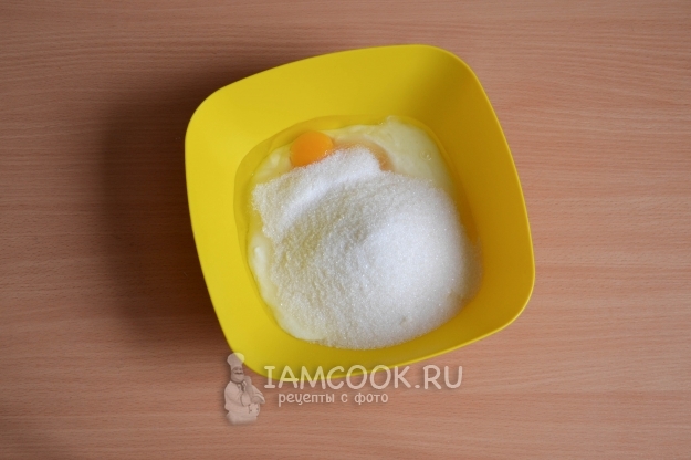 Соединить сметану, яйца и сахар