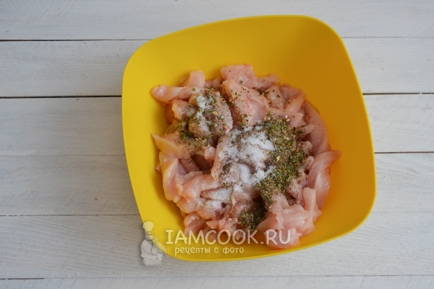 Всыпать соль и специи