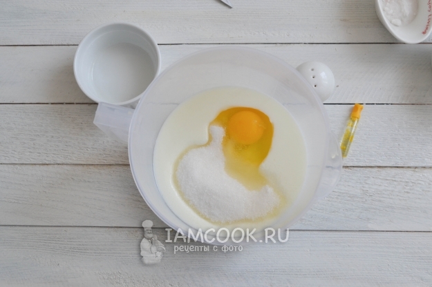 Соединить ряженку, сахар и яйцо