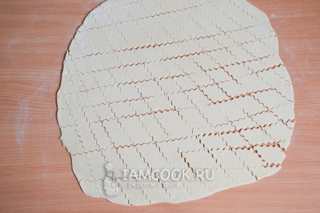 Порезать тесто на кусочки