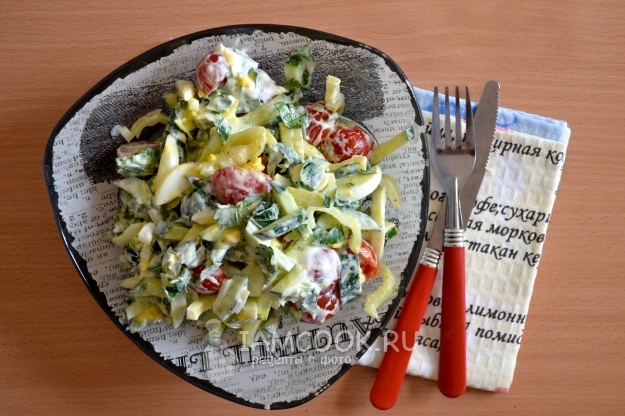 Фото салата из крапивы с яйцом и огурцом