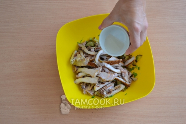 Влить уксус