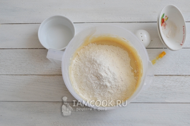 Добавить остальную муку