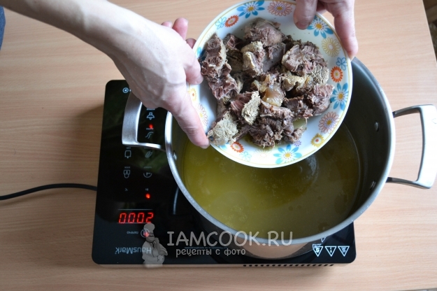 Порезать мясо на кусочки