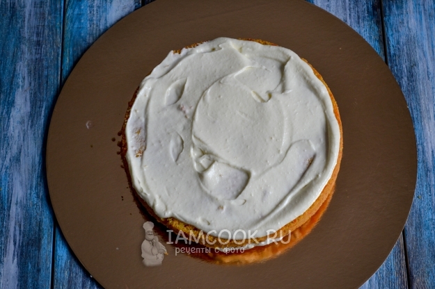 Смазать корж кремом