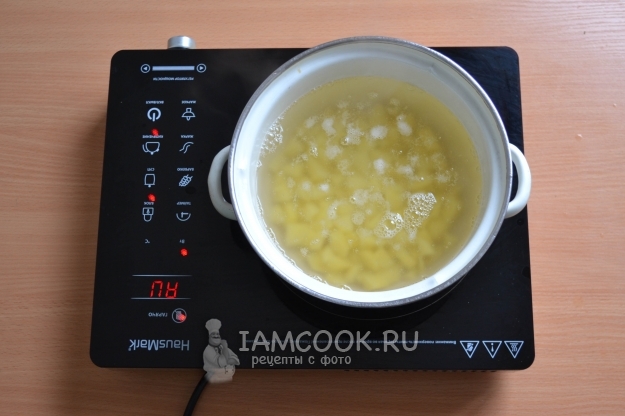 Положить картофель в кастрюлю с водой