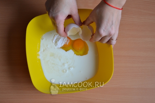 Соединить яйца, кефир и соду