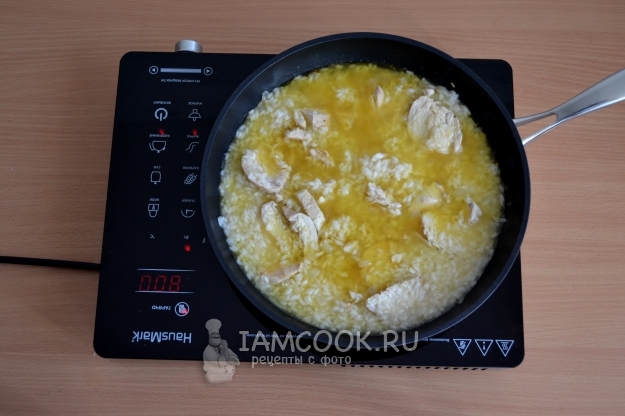 Положить куриное филе