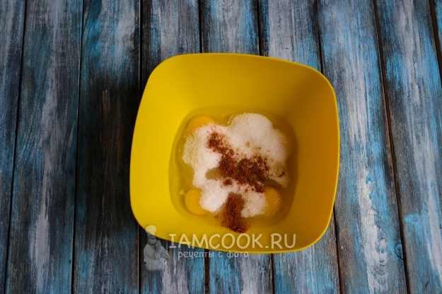 Соединить сахар, яйца и корицу