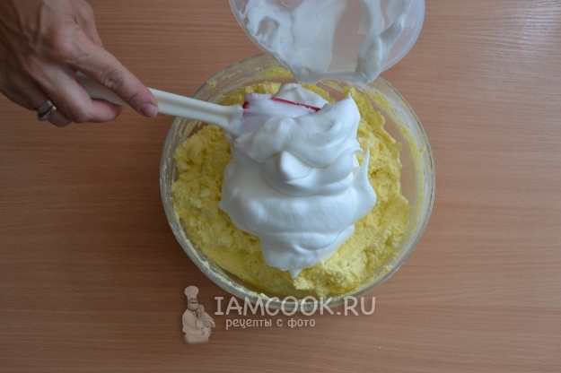 Добавить взбитые белки