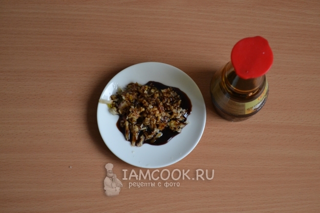 Смешать соевый соус и чеснок