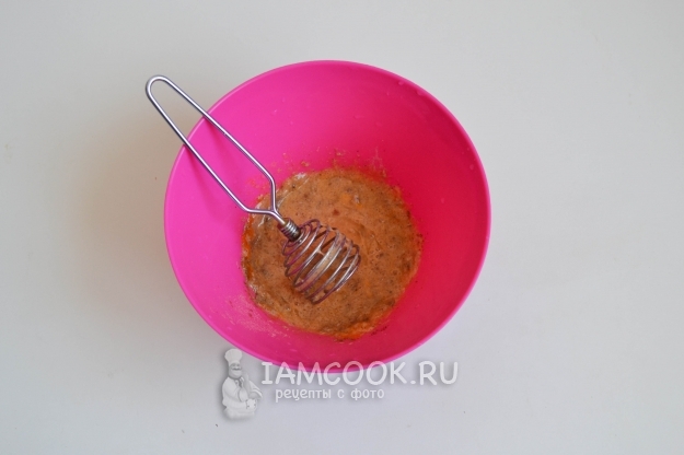 Соединить яйцо, сахар, корицу и спирт