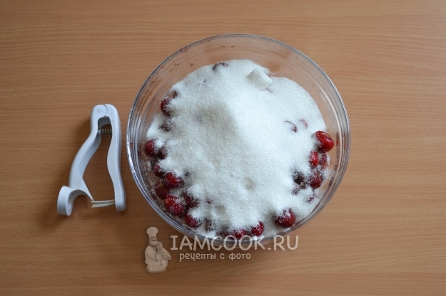Засыпать черешню сахаром