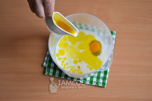 Влить масло