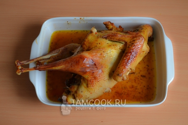 Готовая индейка, запеченная в духовке целиком