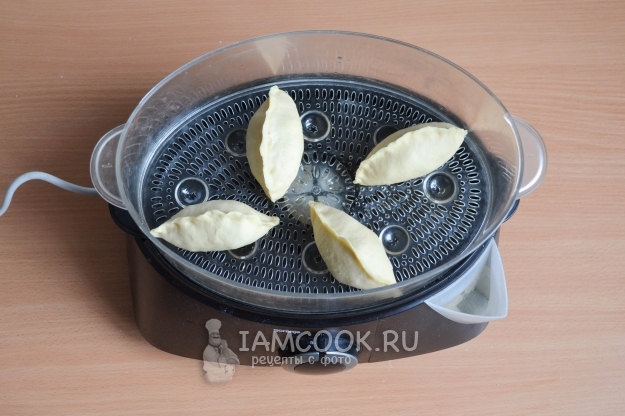 Положить вареники в пароварку