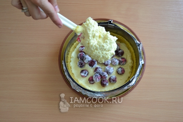 Положить творог на вишню